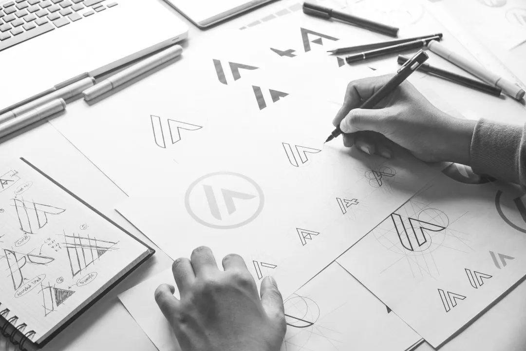 Bocetos a mano de un proyecto de identidad