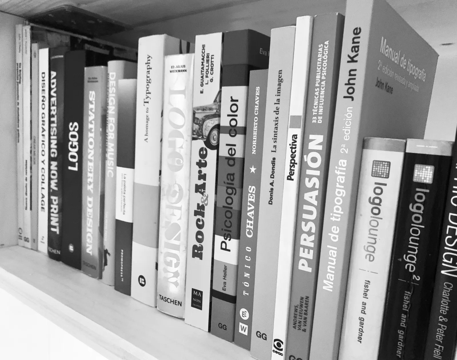 Libros de diseño en la biblioteca del estudio
